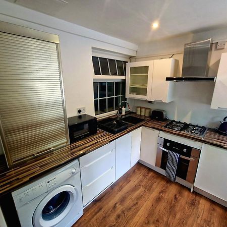 Private Courtyard Apartment In Bradford With Parking 쉬플리 외부 사진