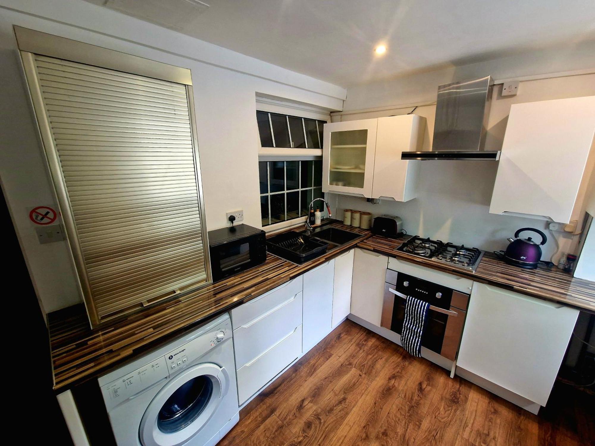 Private Courtyard Apartment In Bradford With Parking 쉬플리 외부 사진