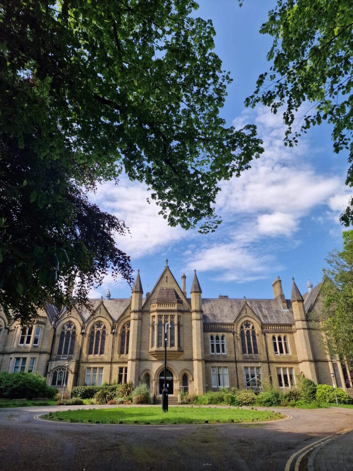 Private Courtyard Apartment In Bradford With Parking 쉬플리 외부 사진