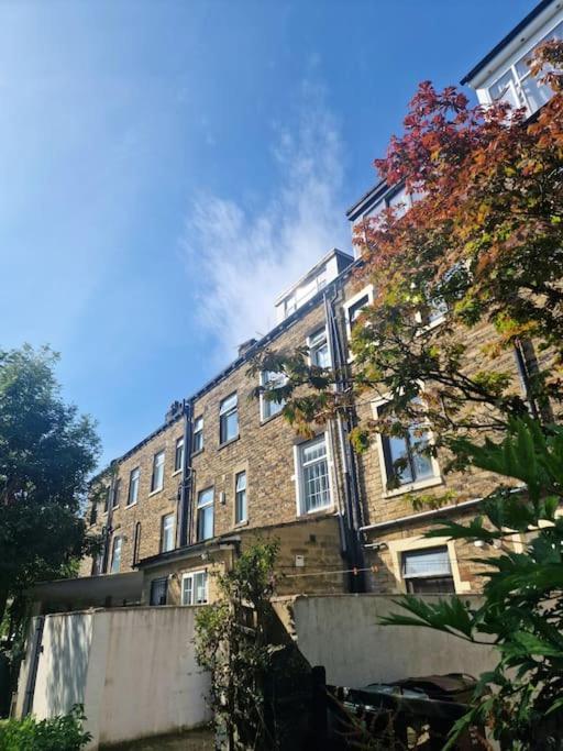 Private Courtyard Apartment In Bradford With Parking 쉬플리 외부 사진